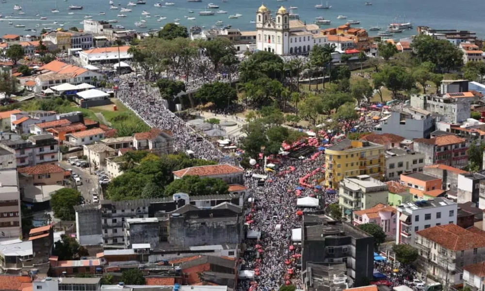 Após quase seis horas de cortejo entre a Conceição e o Bonfim, o governador Jerônimo Rodrigues chegou à Colina Sagrada,