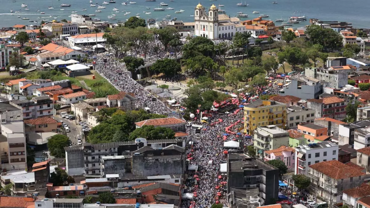 Após quase seis horas de cortejo entre a Conceição e o Bonfim, o governador Jerônimo Rodrigues chegou à Colina Sagrada,