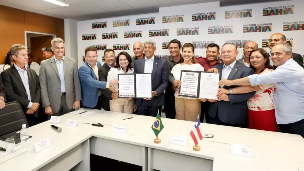 pavimentação asfáltica de estradas de Campo Formoso. O acesso à Tuiutiba e Vila dos Pauzinhos, em Campo Formoso, pela BA-220