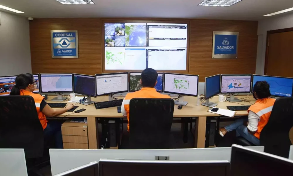 A atuação na atmosfera da Zona de Convergência do Atlântico Sul (ZCAS) associada a um sistema de baixa pressão (cavado),
