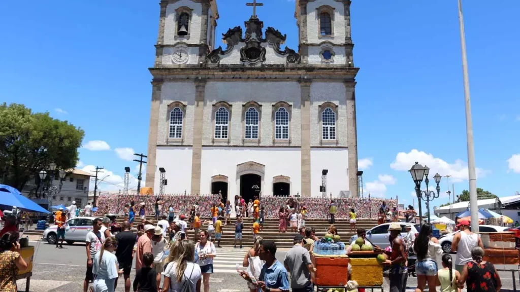 efetivo de 100 agentes na Lavagem do Bonfim, na próxima quinta-feira (11). Ao todo, 1.020 vendedores ambulantes receberam licença,