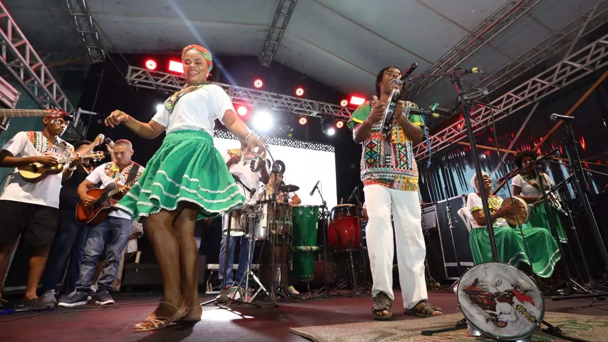 Geraldo Júnior, e de secretários de estado, lançou oficialmente na noite desta terça-feira (16), o Carnaval Ouro Negro 2024,