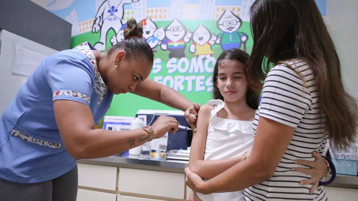 Rio Vermelho, a cabeleireira Patrícia Lobo, de 41 anos, já levou a filha Ana Beatriz, de 10 anos, para se vacinar contra a dengue.