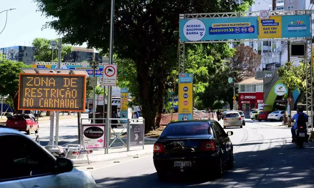 A fiscalização eletrônica do acesso de veículos às zonas de restrição no entorno dos circuitos do Carnaval, por meio dos 15 portais instalados