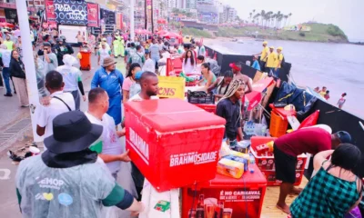 Ambulantes que atuam na Barra, no trecho entre o Farol e o Barra Center, começaram a utilizar nesta sexta-feira (9), a base elevada