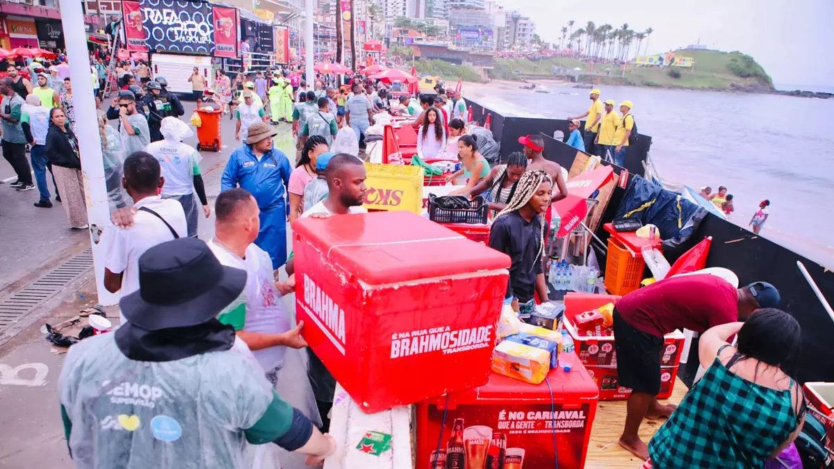 Ambulantes que atuam na Barra, no trecho entre o Farol e o Barra Center, começaram a utilizar nesta sexta-feira (9), a base elevada