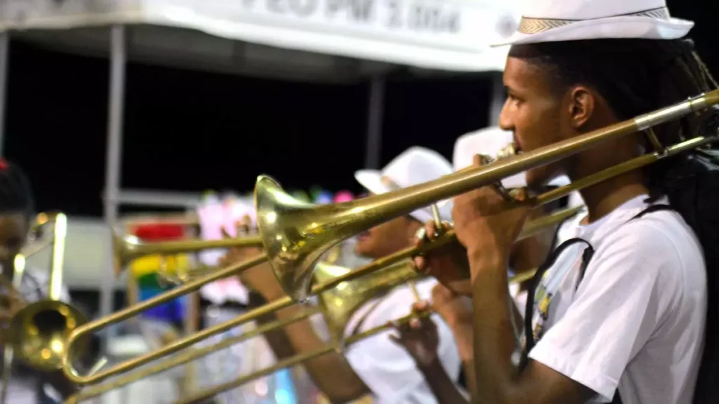 abertura oficial da folia em Salvador, os bloquinhos, fanfarras e o Bloco Habeas Copos finalizam o pré-Carnaval no Circuito Sérgio Bezerra