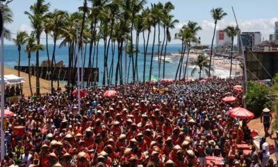 Arrastão da Quarta-feira de Cinzas. Idealizado por Carlinhos Brown, que fechou o desfile, o evento contou com os trios de