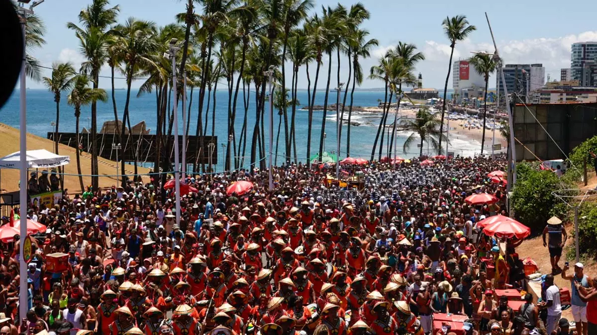 Arrastão da Quarta-feira de Cinzas. Idealizado por Carlinhos Brown, que fechou o desfile, o evento contou com os trios de