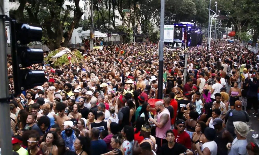 Guiando o Navio Pirata, o BaianaSystem chegou na avenida nesta segunda-feira (12) de carnaval, arrastando um mar de gente