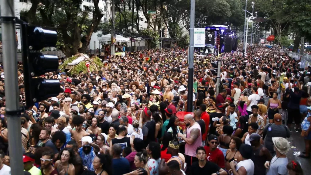 Guiando o Navio Pirata, o BaianaSystem chegou na avenida nesta segunda-feira (12) de carnaval, arrastando um mar de gente