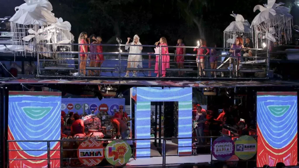 Dando as boas vindas ao início oficial do carnaval de Salvador 2024, a cantora Daniela Mercury se apresentou em um trio sem cordas
