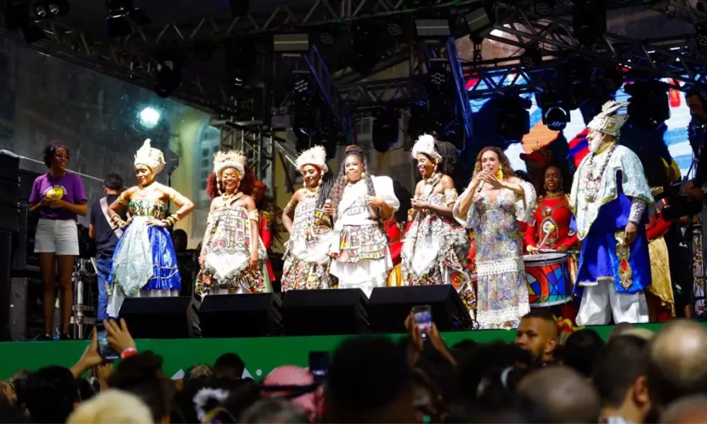 Uma sexta feira de Carnaval (9) para entrar na história. A cantora Daniela Mercury, acompanhada por blocos afros, fez um show primoro