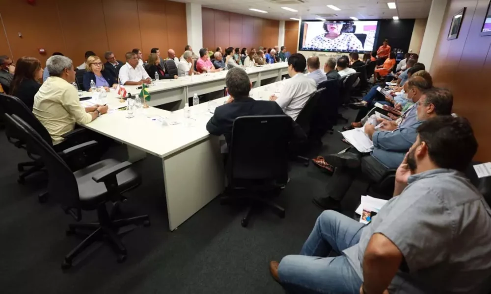 Jerônimo Rodrigues se reuniu com 43 prefeitos e outros representantes de municípios baianos afetados pela epidemia de dengue.