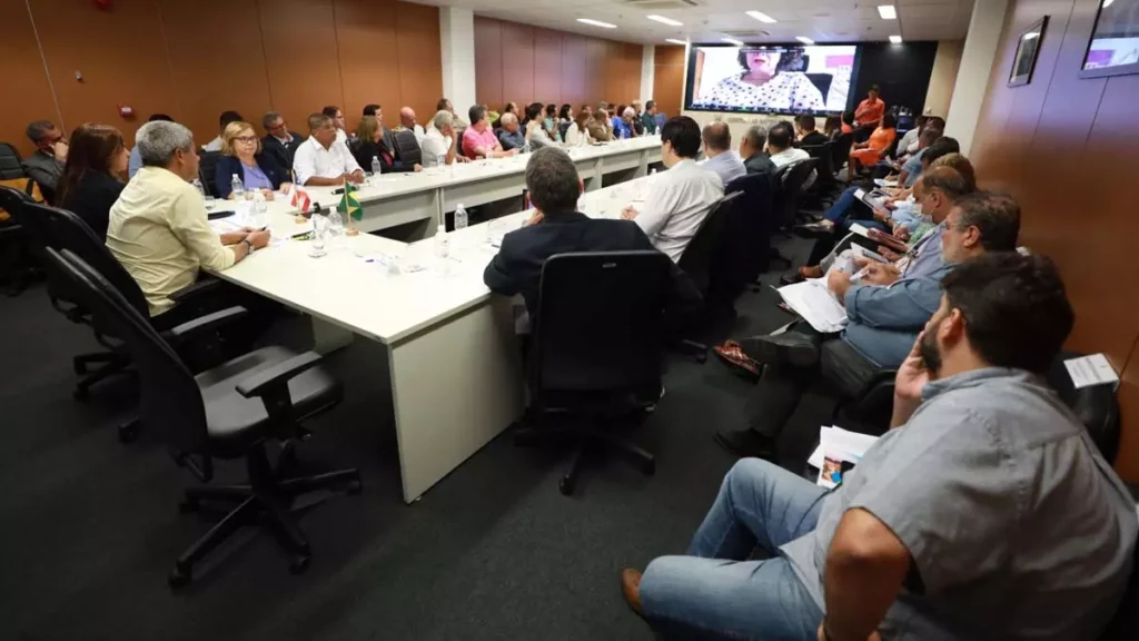 Jerônimo Rodrigues se reuniu com 43 prefeitos e outros representantes de municípios baianos afetados pela epidemia de dengue.