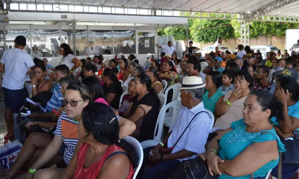 tirar sangue no laboratório montado durante a Feira Saúde Mais Perto em Banzaê, a 330km de Salvador. Sentado no colo da mãe,