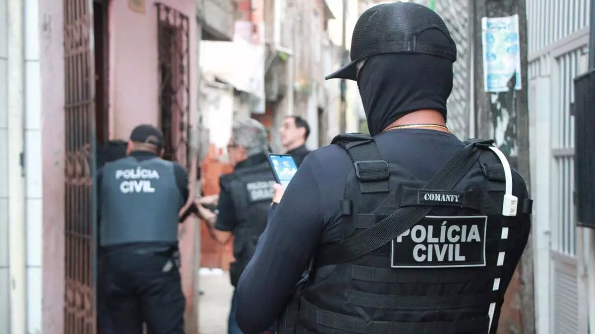 Uma mulher, de 23 anos, foi presa pelo crime de cárcere privado. Ela foi localizada na sexta-feira (23), em seu local de trabalho