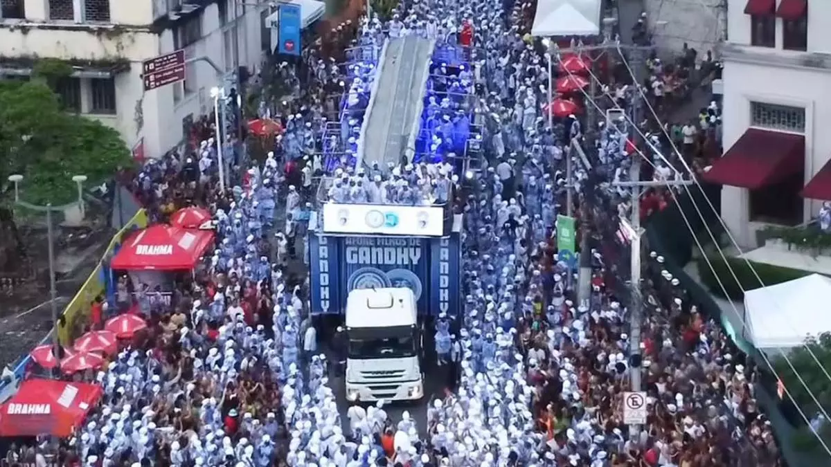 O maior bloco de afoxé do Brasil, os Filhos de Gandhy, comemora 75 anos neste domingo (18). Para celebrar a data, será realizada