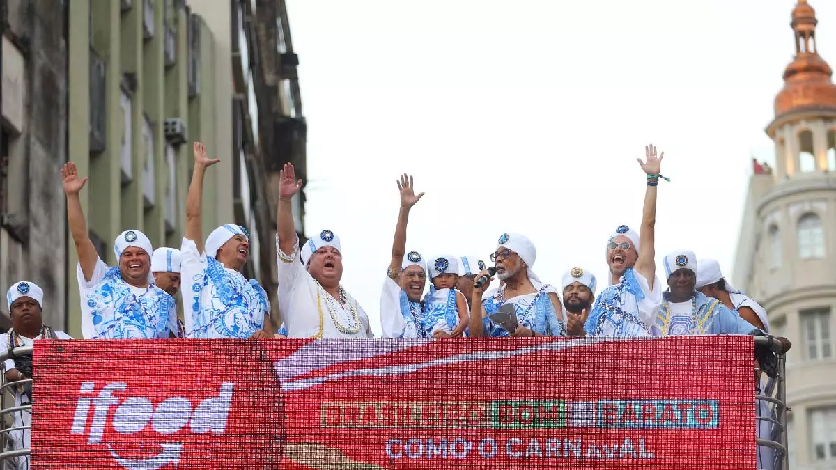 Os Filhos de Gandhy saiu do Pelourinho neste domingo (11) em direção à Avenida, comemorando 75 anos do afoxé, neste quarto dia de