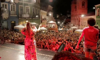 Cultura, Margareth Menezes, presenteou os foliões do circuito Batatinha com uma apresentação impecável, repleta de sucessos que