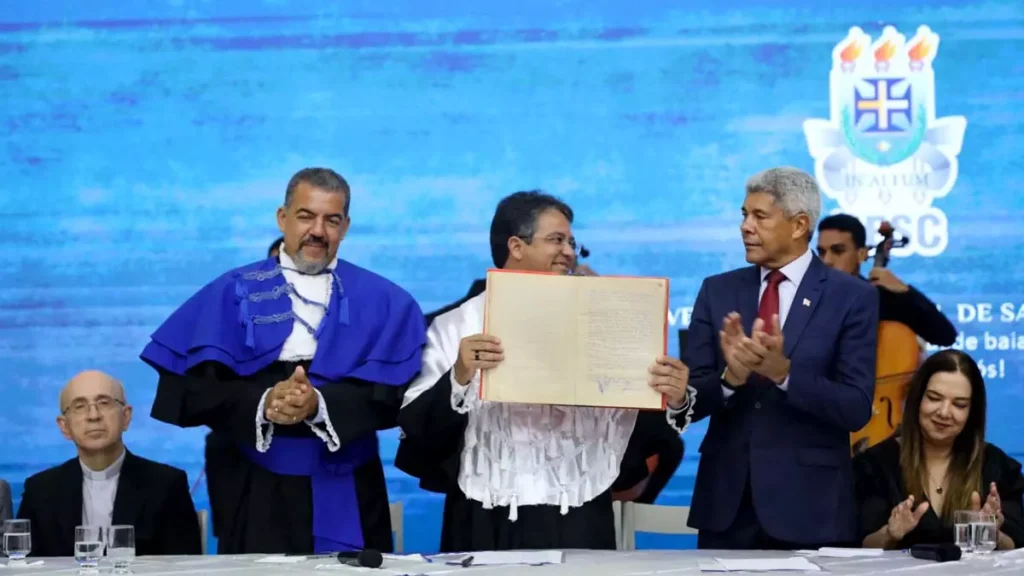 os professores Alessandro Fernandes e Maurício Santana Moreau foram oficialmente empossados como reitor e vice-reitor,