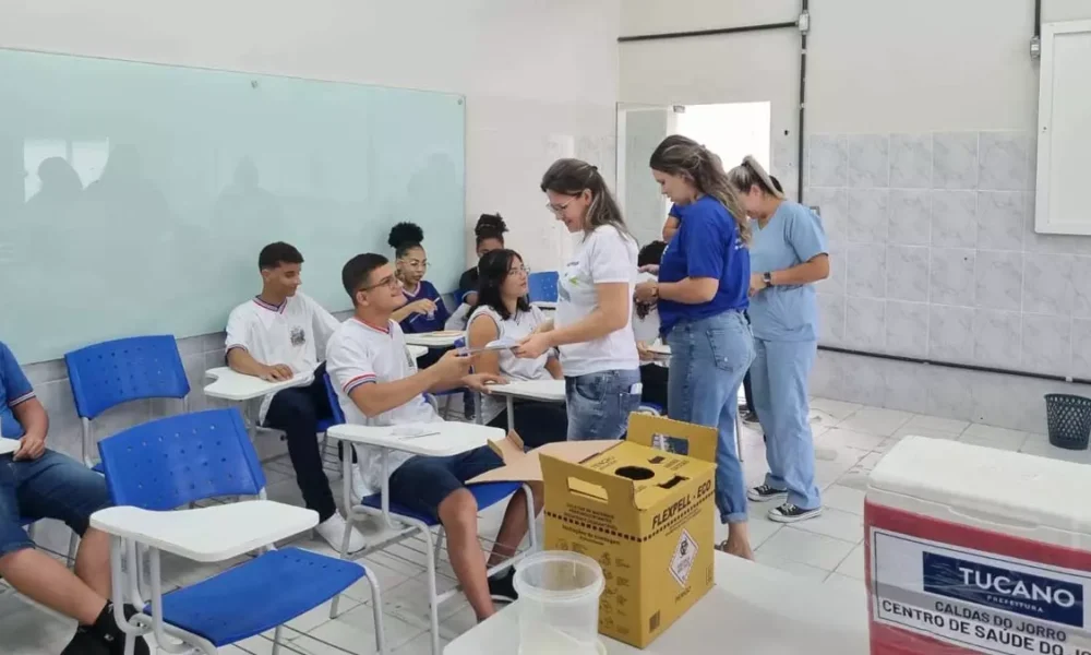 Os estudantes da rede estadual de ensino de toda a Bahia estão tendo a oportunidade de colocar a carteira de vacinação em dia,