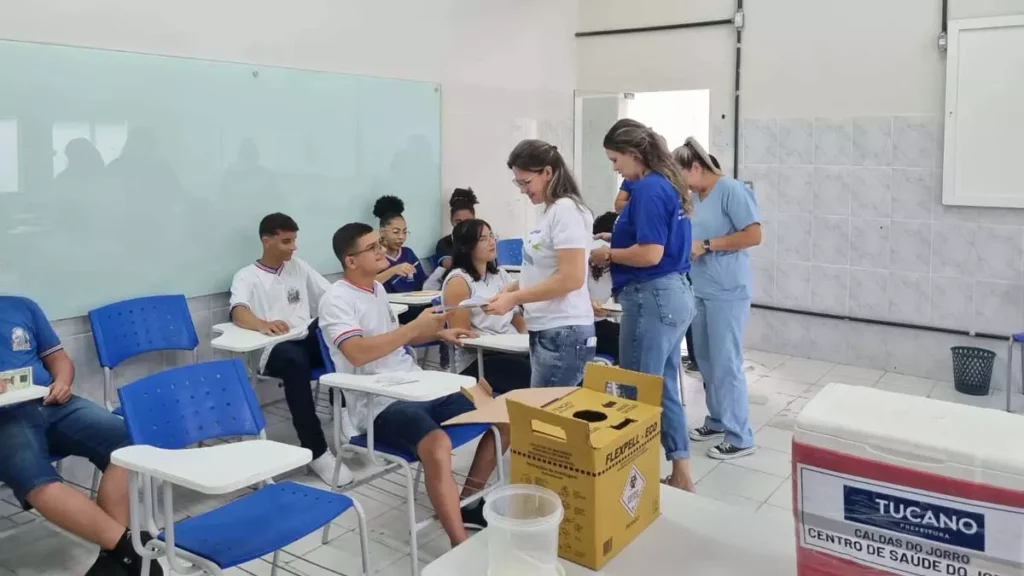 Os estudantes da rede estadual de ensino de toda a Bahia estão tendo a oportunidade de colocar a carteira de vacinação em dia,