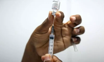 Salvador recebeu, na manhã desta quinta-feira (15), o primeiro lote da vacina contra a dengue, com 56.493 doses. Essa primeira