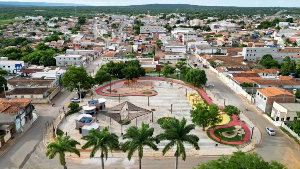 Na manhã deste domingo (4), o governador Jerônimo Rodrigues esteve no município de Iraquara conduzindo uma série de inaugurações