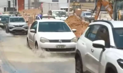 A Embasa informa que equipes estão trabalhando no reparo emergencial em linha distribuidora de água danificada durante obra do