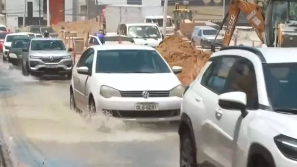 A Embasa informa que equipes estão trabalhando no reparo emergencial em linha distribuidora de água danificada durante obra do