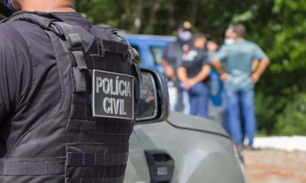 recuperaram, na quarta-feira (13), na Estrada do Derba, um veículo com restrição de roubo. O condutor foi autuado em flagrante. 