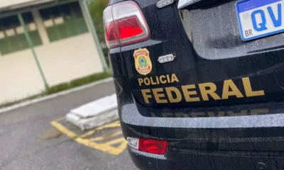 A Polícia Federal deflagrou, nesta quarta-feira (6), a Operação Códigos Ilícitos, que apura a obtenção fraudulenta de benefícios