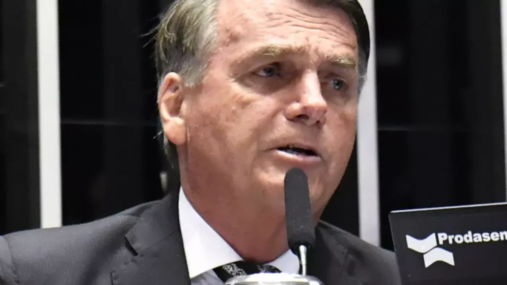 A Polícia Federal (PF) indiciou nesta terça-feira (19) o ex-presidente Jair Bolsonaro por fraude em cartão de vacinação para Covid-19.