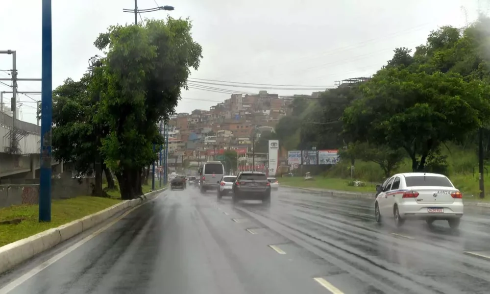 temperatura. Segundo análise do Centro de Monitoramento de Alerta e Alarme da Defesa Civil de Salvador, as condições devem se