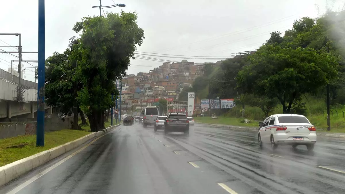 temperatura. Segundo análise do Centro de Monitoramento de Alerta e Alarme da Defesa Civil de Salvador, as condições devem se