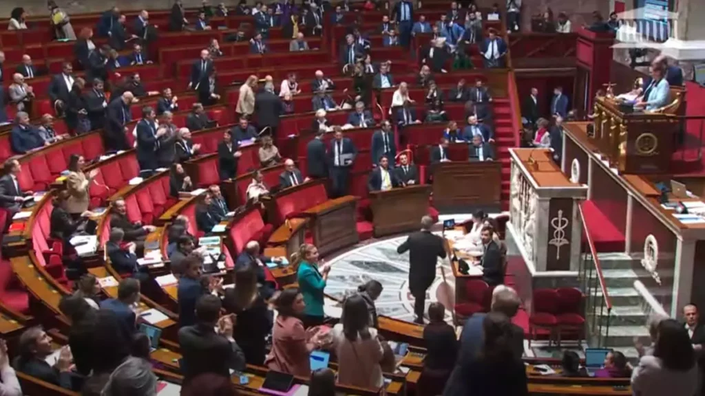 O parlamento francês consagrou o aborto como um direito constitucional numa histórica sessão conjunta no Palácio de Versalhes. 