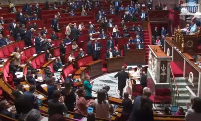 O parlamento francês consagrou o aborto como um direito constitucional numa histórica sessão conjunta no Palácio de Versalhes. 