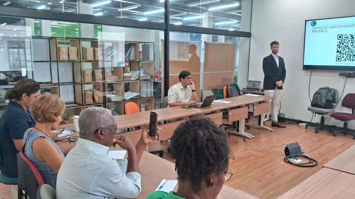 para a poluição por plásticos", com objetivo de promover a transição para uma economia circular no uso do plástico no setor