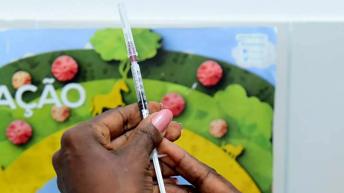 A Secretaria Municipal da Saúde (SMS) de Salvador amplia nesta terça-feira (23) a vacinação contra a dengue para o público da faixa etária