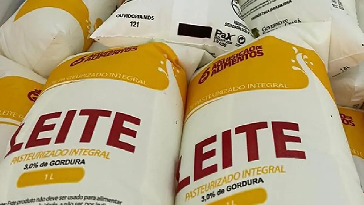 em Salvador, ato de assinatura de contratos do Programa de Aquisição de Alimentos, na modalidade leite (PAA Leite).
