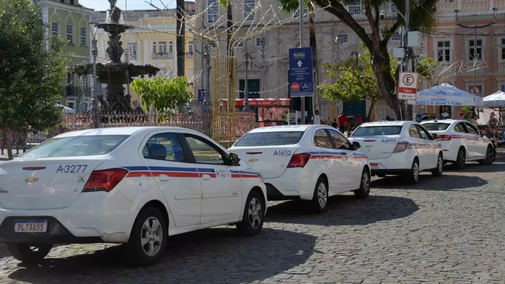 Os interessados em se inscrever para uma das 500 vagas disponíveis no edital de credenciamento para novos taxistas de