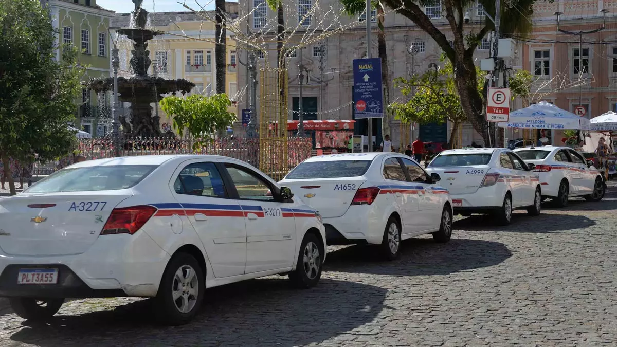 Os interessados em se inscrever para uma das 500 vagas disponíveis no edital de credenciamento para novos taxistas de