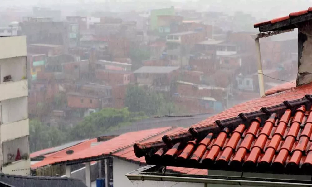 As fortes chuvas em Salvador já chegaram a 735 milímetros neste mês de abril, apontam dados da Defesa Civil (Codesal)