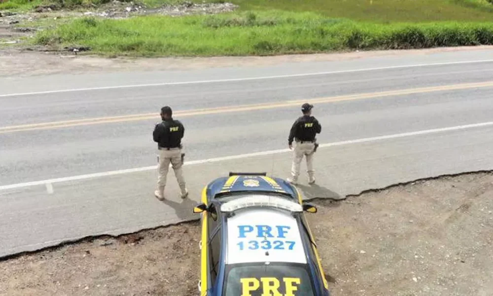 15 Kg de cocaína na tarde do último sábado (6). A ocorrência foi registrada no Km-407 da BR-116, trecho do município de Feira