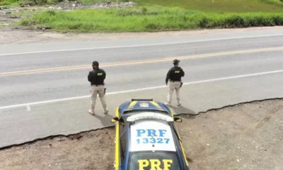 15 Kg de cocaína na tarde do último sábado (6). A ocorrência foi registrada no Km-407 da BR-116, trecho do município de Feira