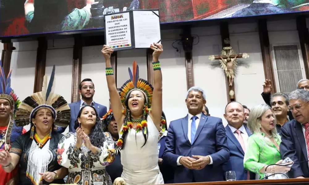 representantes de comunidades indígenas, para entregar o projeto de lei que prevê a modernização da carreira dos professores originários. A