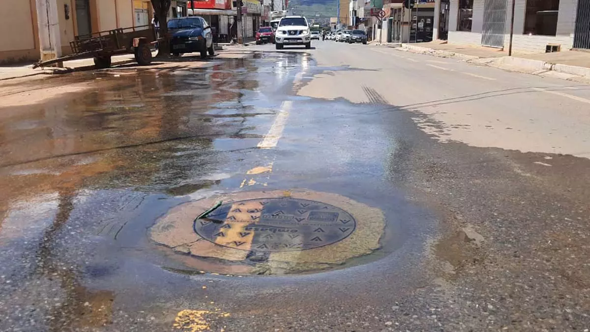 a tampa do poço de visita da rede pública coletora de esgoto na tentativa de escoar a chuva nessas situações. Longe de ser solução,
