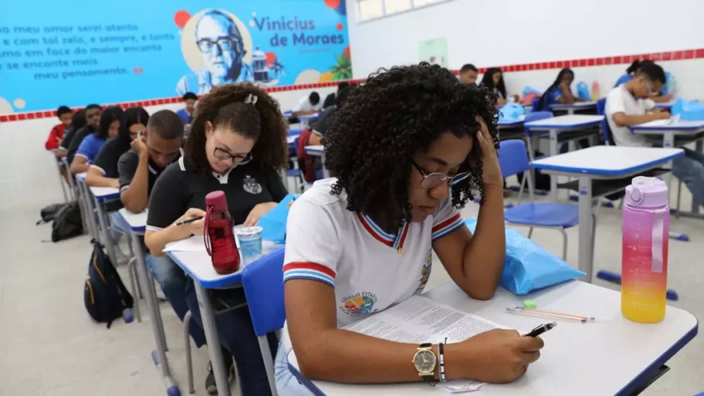 o Dia D de isenção. As escolas estaduais disponibilizarão computadores com acesso à internet para que os candidatos façam o