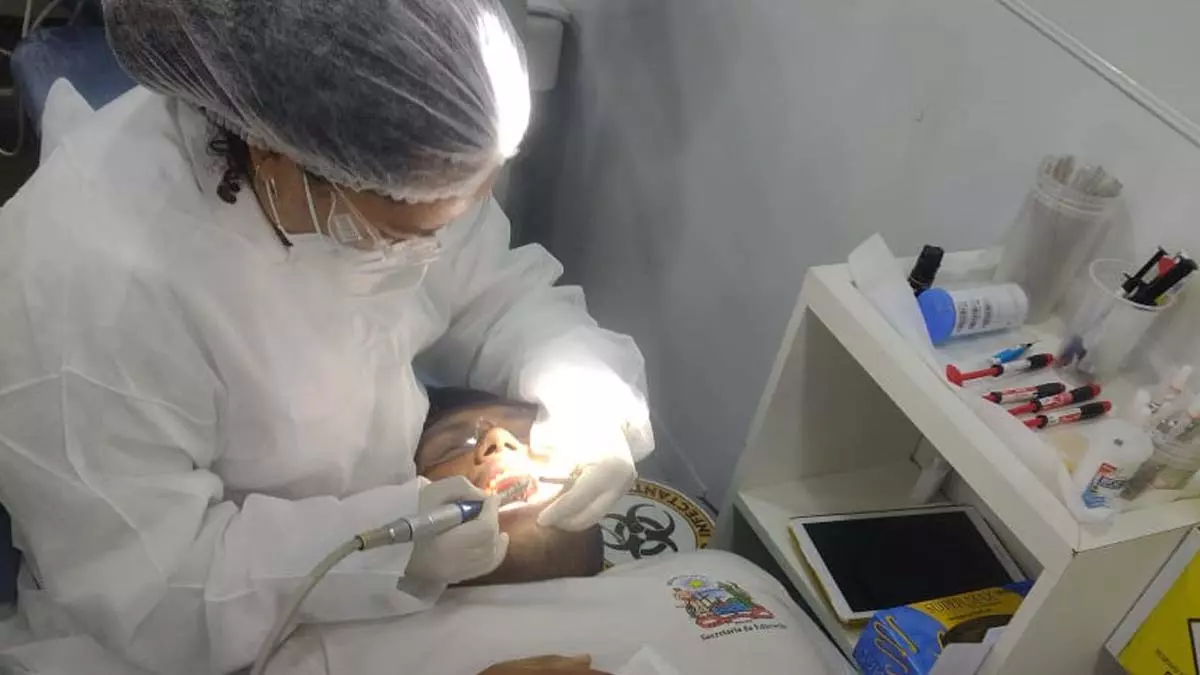 O Odontomóvel, serviço odontológico oferecido pelo Governo do Estado, através do Programa Saúde Mais Perto nas Escolas,